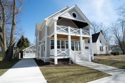 Image de Beach Breeze - 5 bedroom 4. 5 bath vacation rental located just a block from the beach!