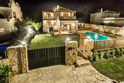 Casa Verde, Sleeps 12 heated pool Hot tub Pool table. Gardens Child friendly