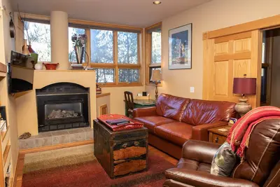 Image de On Shuttle Route to Slopes/Shared Pool and Hot Tub/Private Deck