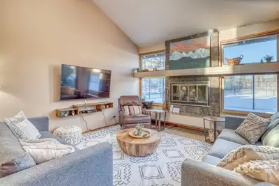 Image de Tennis, Swimming at this Spacious Dog Friendly Condo in Sunriver!