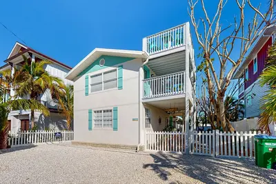 Image de Family (and snowbird) friendly home w/ ocean view, central Ac, & private hot tub