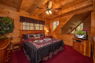 Image de Romantic Smoky Mountain Cabin w/ Hot Tub, Arcade & Free Attraction Tickets!