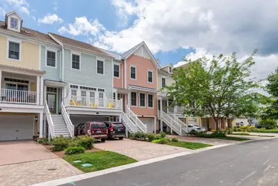 Image de 33500 Marina Bay - Beautiful New Home In The Peninsula!