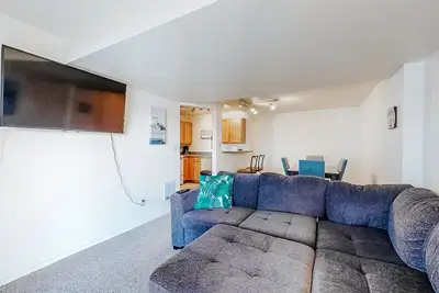 Image de Adorable bayfront getaway w\/ a full kitchen, free WiFi, & beach access