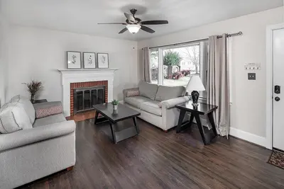 Image de ★Serene & Spacious | 5mi to Uptown | Huge Backyard