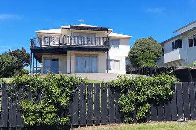 Image de Whitianga Sea Views. A beautiful house offering the ultimate in coastal views.