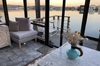 Image de Amazing house on the water. This is a wonderful experience you will love.