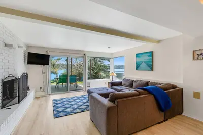 Image de Beachfront retreat w\/bay views, covered patio, & more