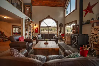 Image de Luxury Cabin at Idabel lake on acreage with hot tub. Near Kelowna and Big White