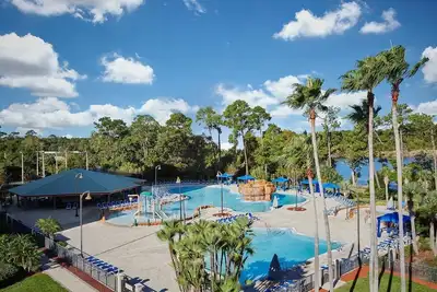 Image de Fun-Filled Oasis near Disney Springs: Pools, Dining, Shuttle