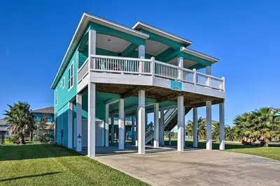 Image de Deck + Fire Pit: Updated Crystal Beach Retreat!