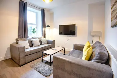 Image de 2 Bathrooms, 5 Bedrooms, Available Parking