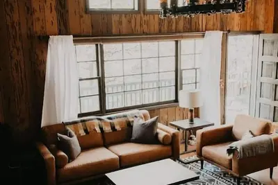 Image de Lazy Bear Chalet – Mountain chalet close to the slopes with hot tub!