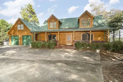Image de Waterfront Log Cabin on Lake Keowee