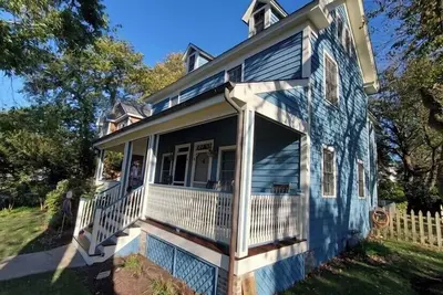 Image de Perfect location with driveway! Walk everywhere!