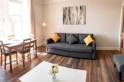 Image de ☆Bright, Spacious West-End Flat, Near University☆