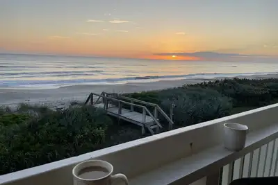Image de Oceanfront 3-story luxury 3-bedroom 2-bath with direct access to pristine beach