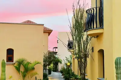 Image de Newly Updated Villa • Oceanview in Coveted Founders• pets too