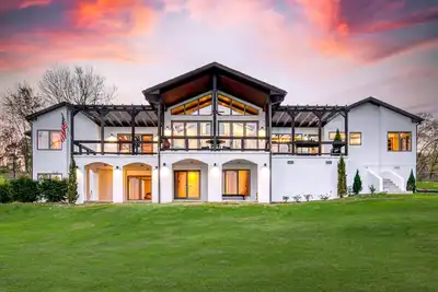 Image de Lakefront Mansion! Enjoy Ping Pong, Pool, Shuffleboard, Kayaking, Bbq & Sunsets!