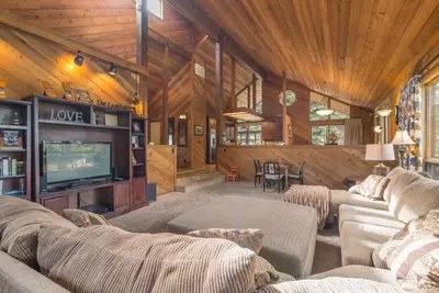 Image de Spacious (4200sq ft), 5. 5 bedrooms with Views, Open Mountain Home
