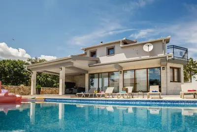 Image de Maison de vacances privée avec bain à remous, piscine privée, climatisation, Wifi, Tv, terrasse