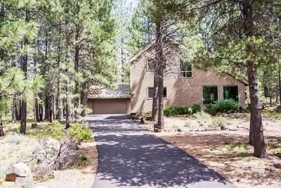 Image de Sunriver Retreat: Sleeps 8 – Bright Family Home Near Trails & Sharc, 8 Passes!