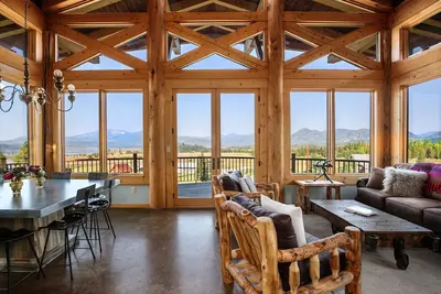 Image de Wow! Lake and Mountain Views in a Wow! True Timber Frame House