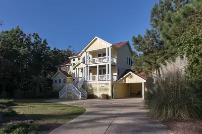 Image de Four Seasons vacation home with private pool, community amenities, and more