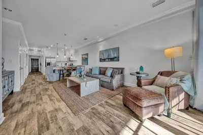 Image de Newly renovated overlooking the Seacrest Village. Pool and Beach access.