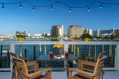 Image de Waterfront Harbor Views w/4 Balconies! ! Walk 2 Private Beach, Water Taxi Service & Free Activities! !