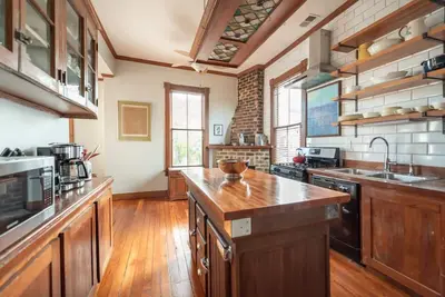 Image de Charming Pet-Friendly Home Perched on Warren Square by Lucky Savannah