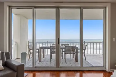 Image de Luxury Beachfront property with a gorgeous view.