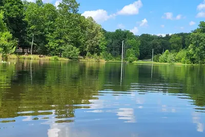 Image de Cozy cottage on private lake. Currently accommodates (3) travelers for summer