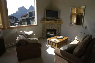 Image de Downtown Penthouse, Contemporary Film Memorabilia Decor