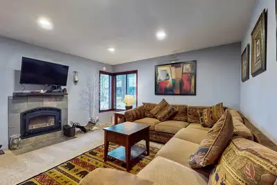 Image de Inviting condo near the lifts w/ private patio, shared pool/hot tub, & fireplace