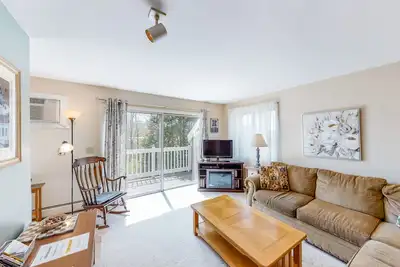 Image de Gorgeous Home with Free WiFi, Electric Fireplace, & Shared Pool/Hot Tub