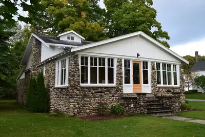 Image de Modernized historic home in downtown Suttons Bay