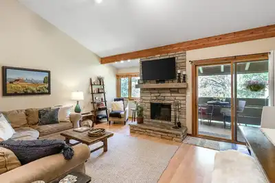 Image de Fantastic, central condo with full kitchen & mountain views from the balcony