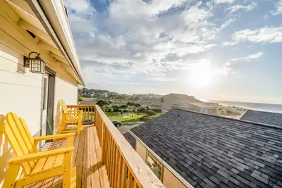 Image de Coastal gem near the beach with spacious layout - walk to dining & shops