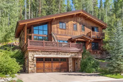 Image de Mountain Modern Luxury Chalet Hot tub, free bus, deck, 4 car parking & fire pit!