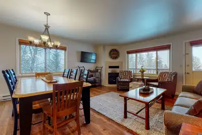 Image de Spacious condo near downtown Jackson with furnished deck, mtn views & grill