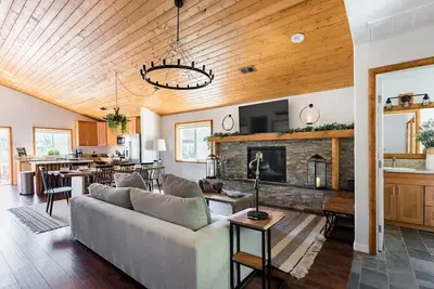 Image de Spring Special - 3 Level Modern Mountain Retreat With A View