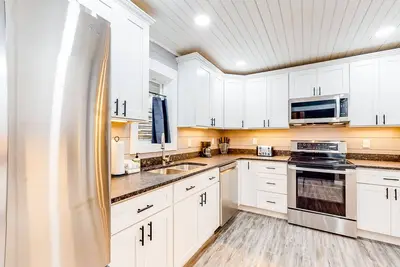 Image de Two-story home w/ free attraction tickets, hot tub, gas fireplace, and fire pit