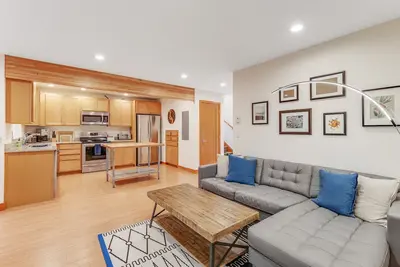 Image de Modern, dog-friendly cabin with fast WiFi, washer\/dryer, deck & forest views