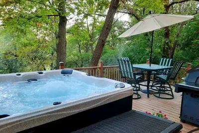 Image de 1500 square foot Wooded Walkout Retreat with Year Round Hot Tub on Golf Course
