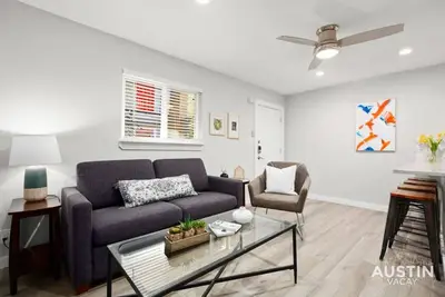 Image de Recently Renovated Clarksville Apt for 4 + Parking