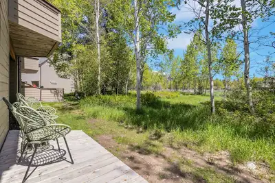 Image de Spacious country condo with balcony, grill, full kitchen