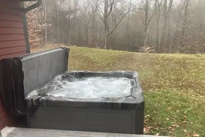 Image de Book your spring getaway now. Private hot tub and a pellet grill\/smoker.