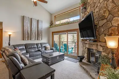 Image de Ski-in/ski-out home with pool, hot tub, sauna, washer/dryer, & private balcony