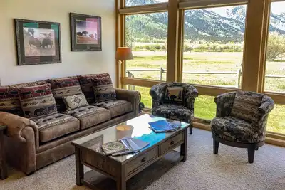 Image de Beautiful family home w\/full kitchen and gorgeous views from living room
